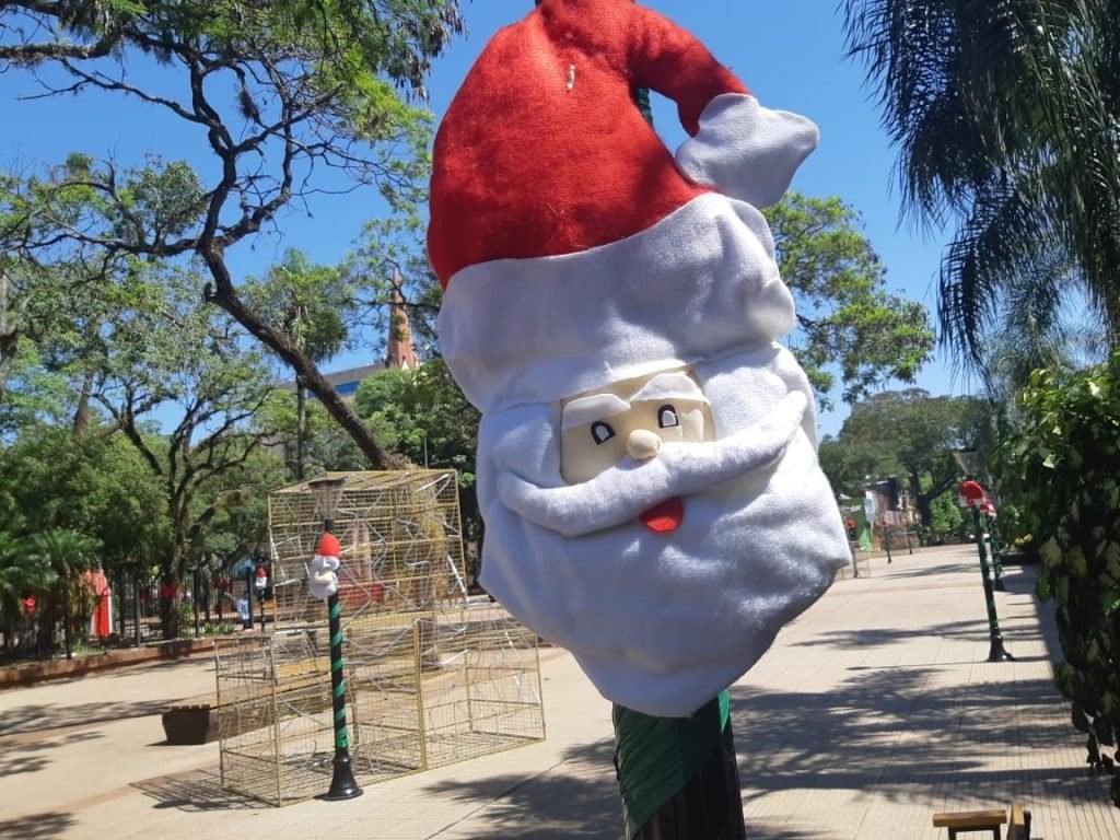 La Plaza 9 de Julio adornada para recibir las fiestas.