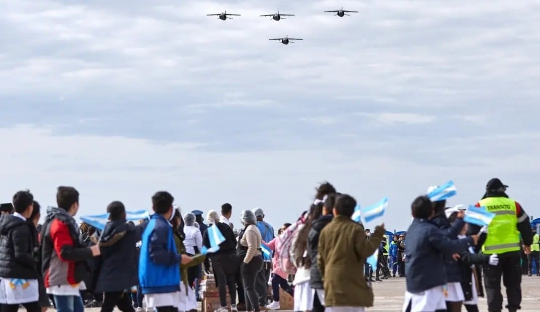 Aviones IA-63 Pampa II en conmemoración del 202° aniversario del paso a la inmortalidad del General Manuel Belgrano, en la IV Brigada Aérea.