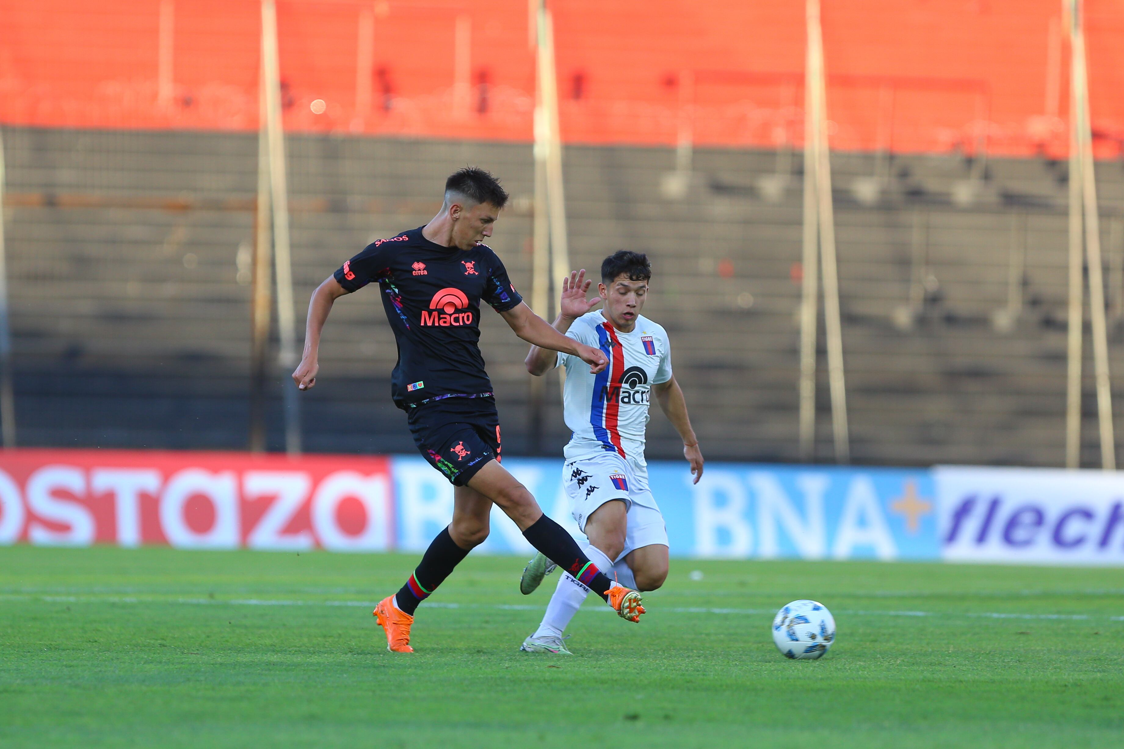 Franco Rami en franca posición de ataque. El goleador de la reserva de Belgrano jugando la semifinal de la Copa Proyección ante Tigre en Rosario