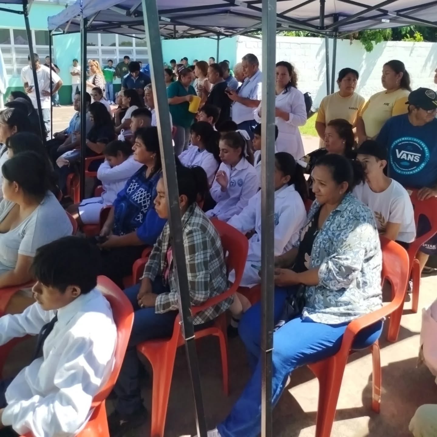 Padres de alumnos y demás invitados dieron marco al acto inaugural de la ECA nº 16 "Emiliano Moyano", en Caimancito ( Jujuy).