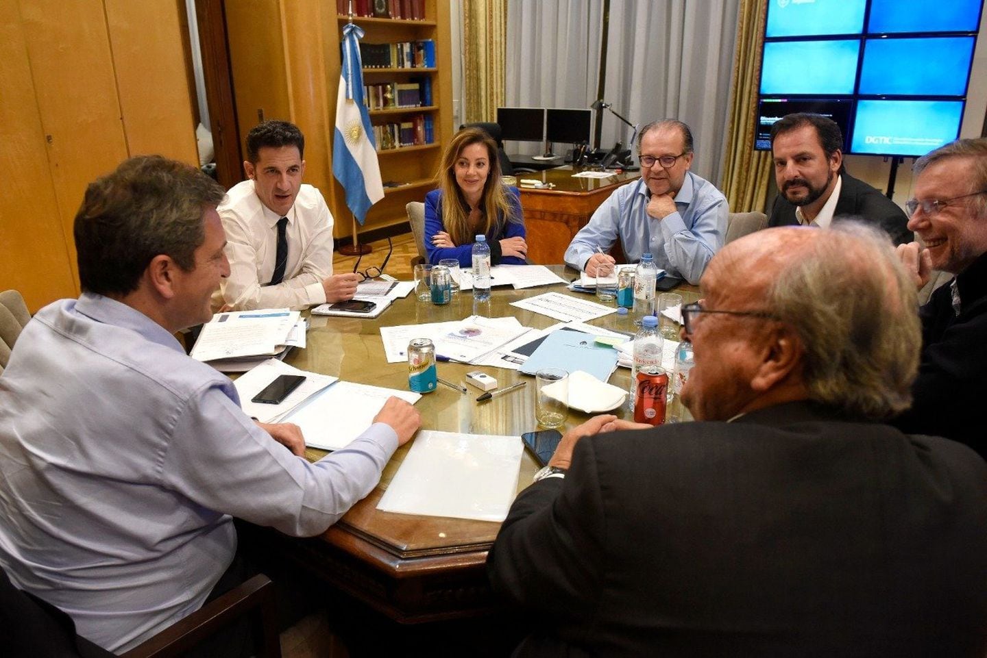 Sergio Massa junto al equipo técnico del gabinete productivo para instrumentar la segmentación de tarifas. Foto: @sergiomassa