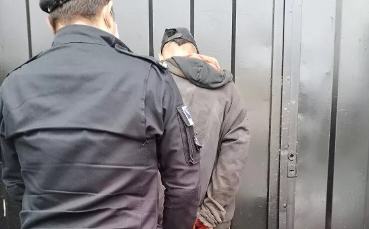 Detuvieron a un presunto barretero señalado por violentar puertas de vehículos en Posadas.