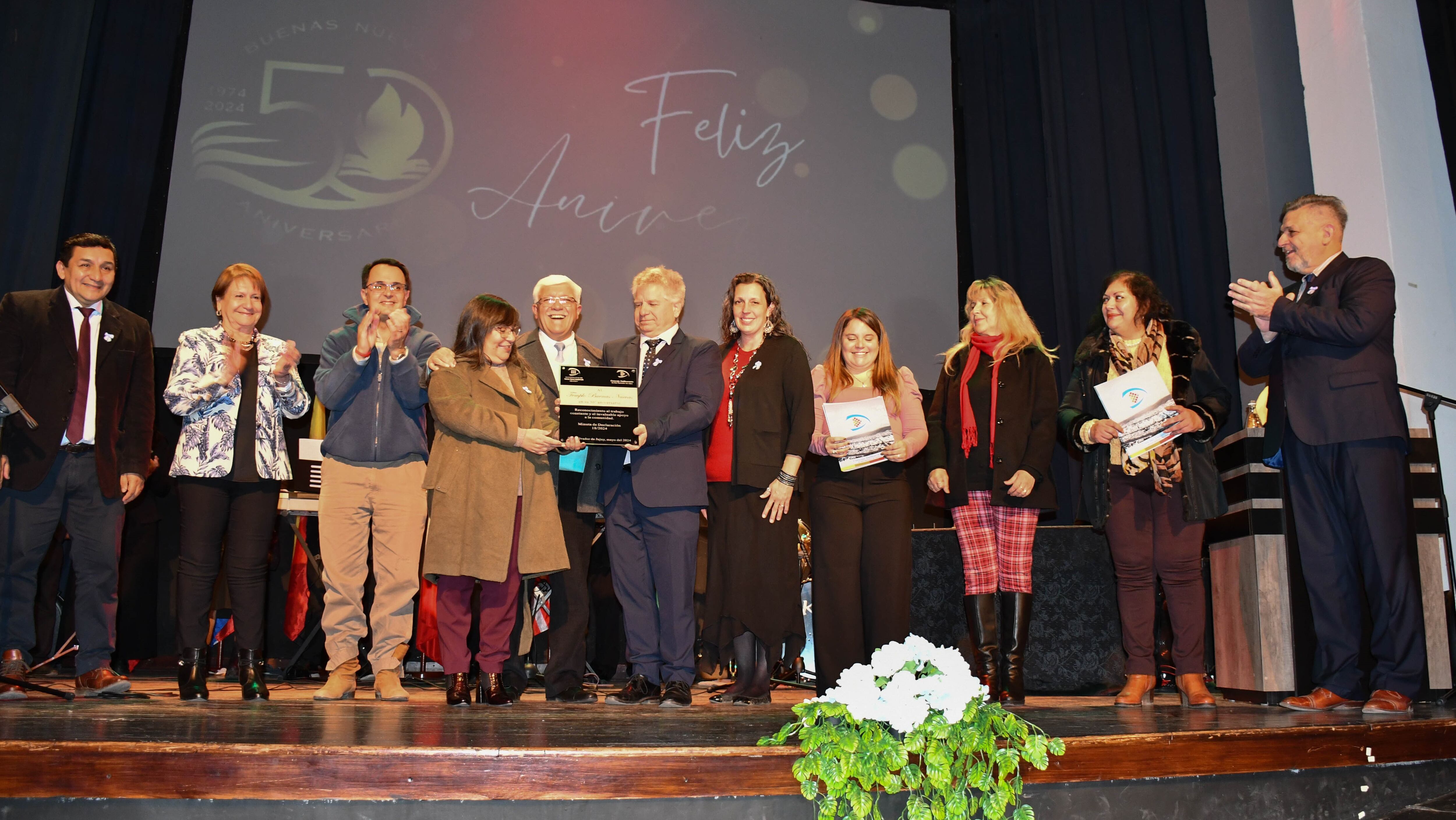 Concejales capitalinos junto a las autoridades religiosas del Templo Buenas Nuevas, en la ceremonia realizada en el Cine Teatro Municipal Select.