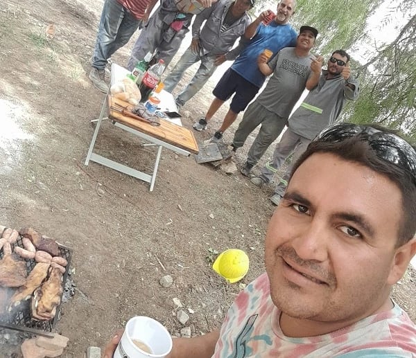 Encontró una billetera en la calle, la devolvió y el dueño le regaló con un asado.(Diario Rio Negro)