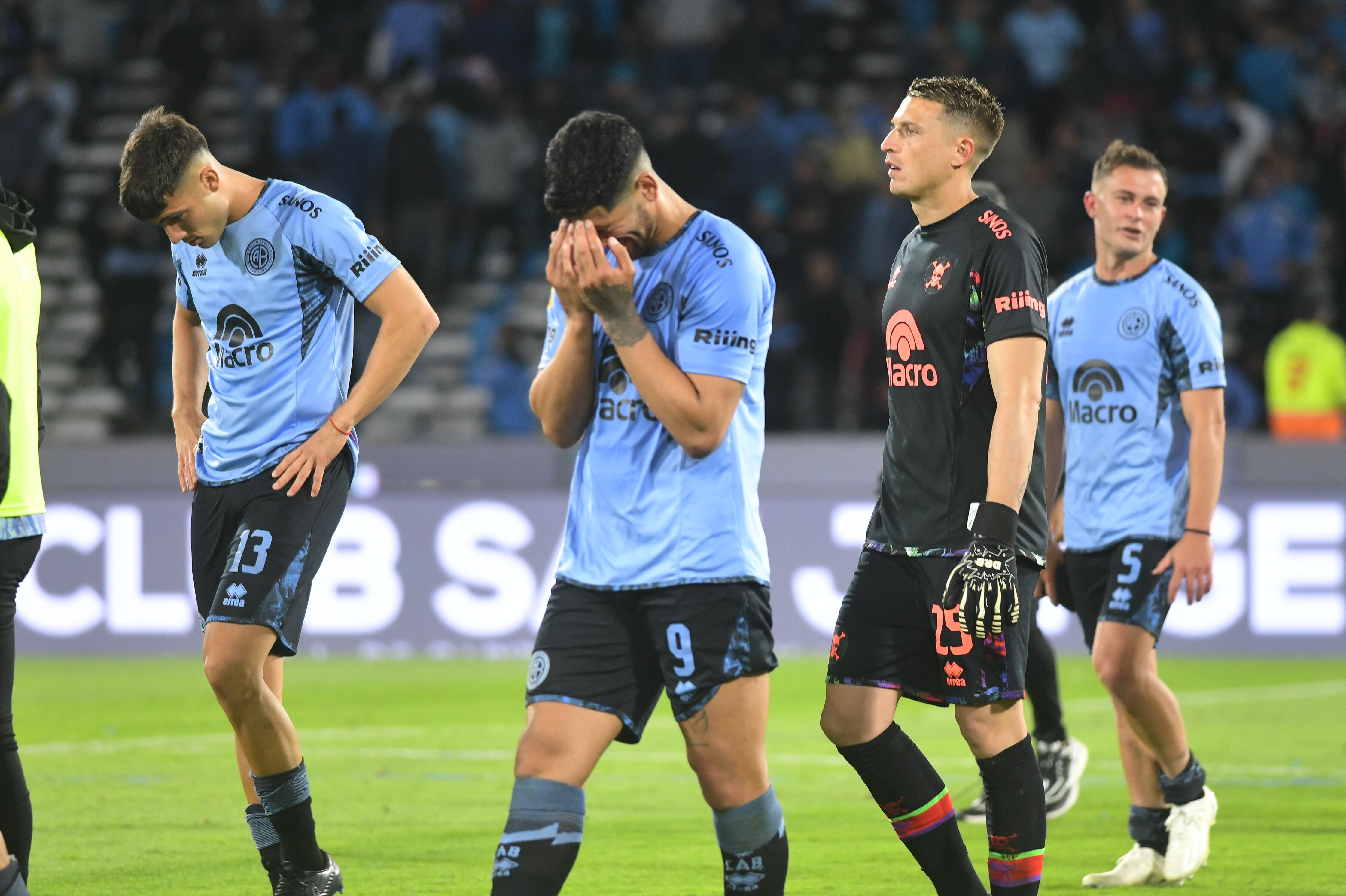 La desazón en Belgrano, tras quedar eliminado ante RIver, con el tiro del final, en cuartos de final de la Copa de la Liga. (Ramiro Pereyra / La Voz)