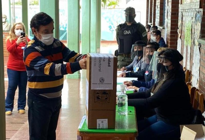 El Presidente de la Cámara de Diputados de la provincia de Misiones, Dr. Carlos Eduardo Rovira, emitió su voto.