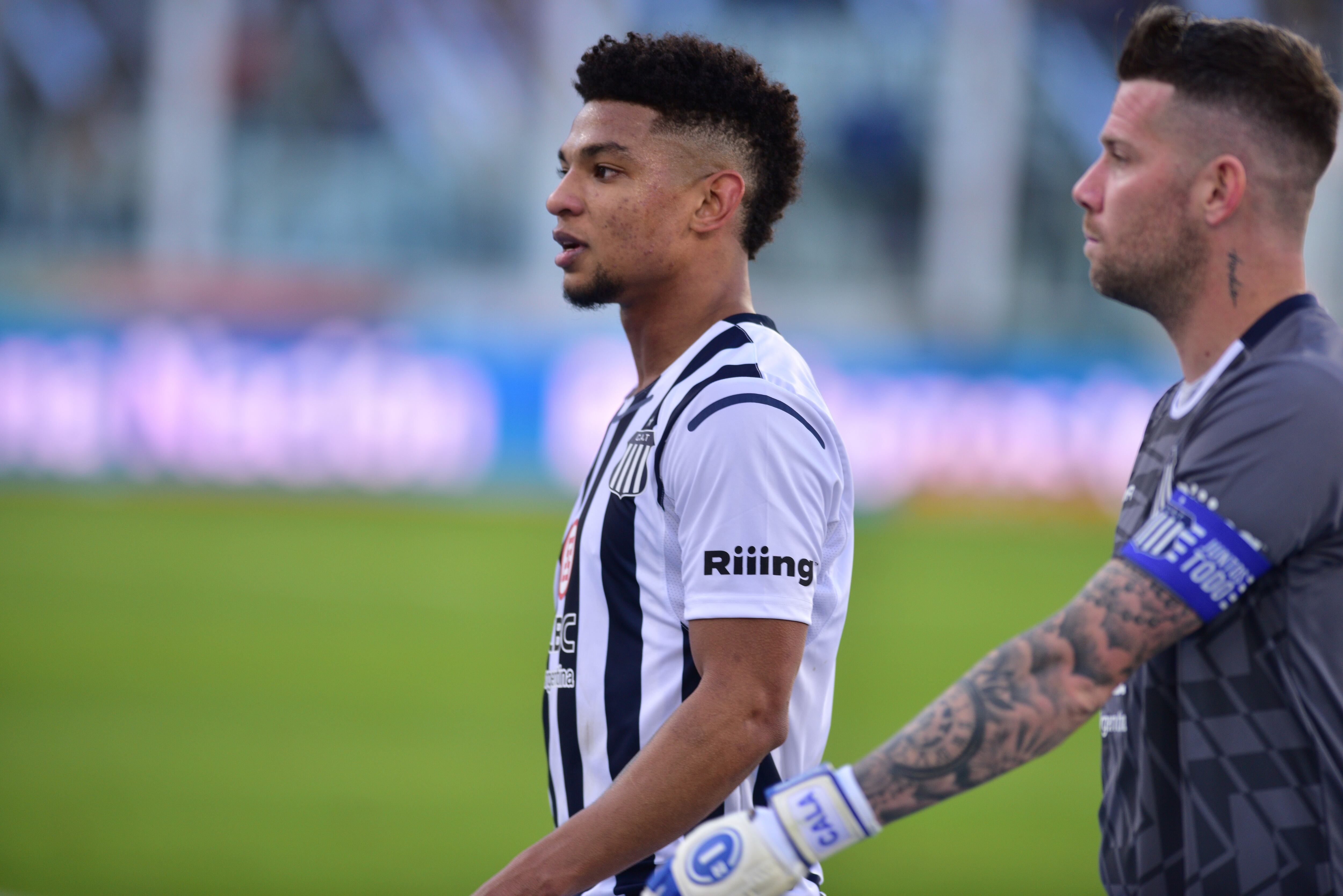 El delantero Diego Valoyes y el arquero Guido Herrera, dos figuras de Talleres en la ajustada victoria frente a Argentino Juniors. (Ramiro Pereyra / La Voz)