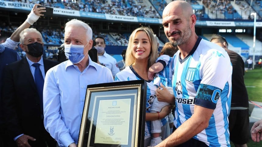 Lisandro López jugó su último partido en Racing y Víctor Blanco le entregó una placa.