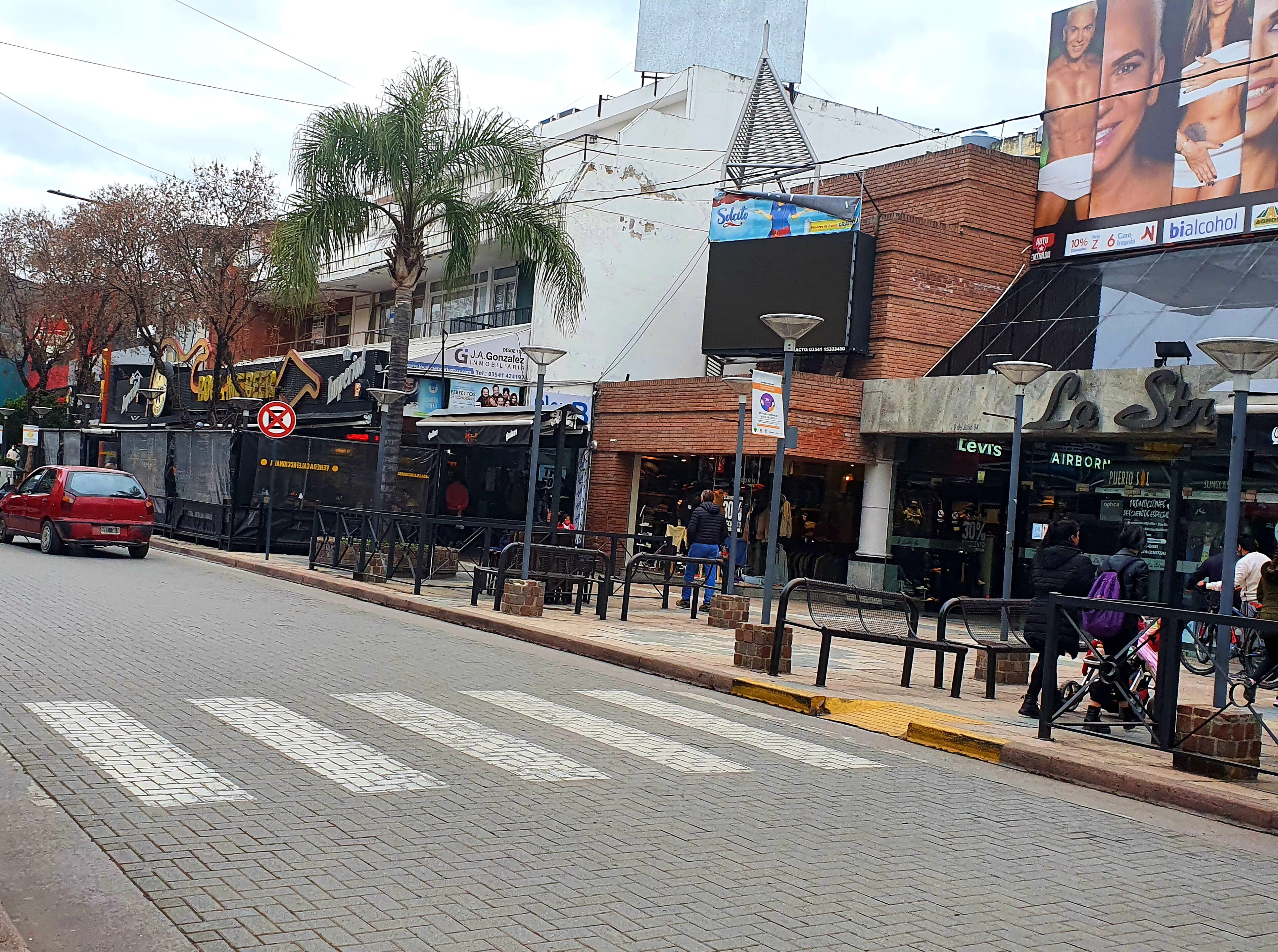 Calerías céntrica con diversos comercios, la mayoría, con horario corrido.