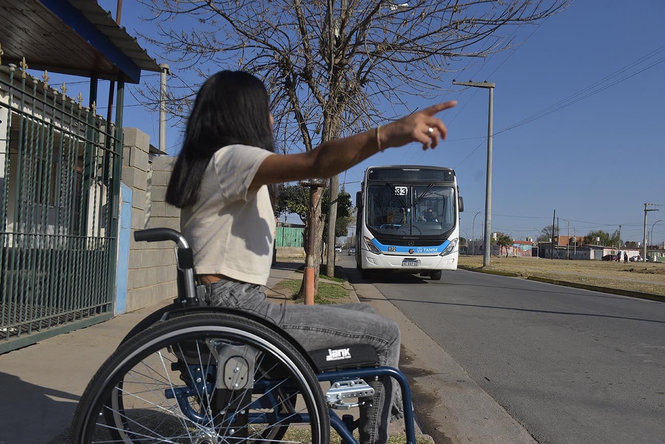 Por usar silla de ruedas, Celeste Maldonado sufre dificultades cada vez que intenta tomar el transporte urbano de la ciudad. (José Hernández / La Voz)