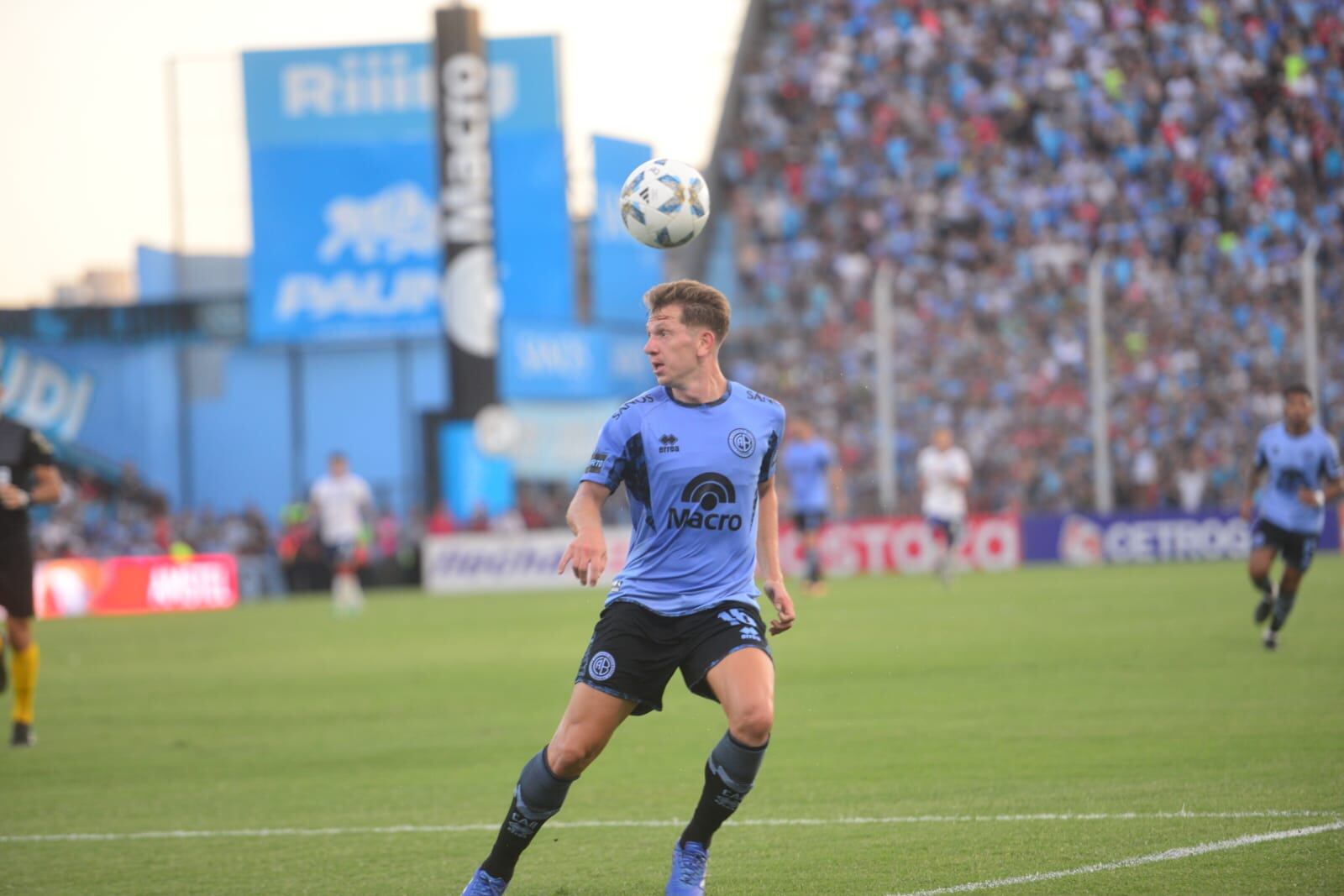 A los 19 minutos del segundo tiempo fue expulsado Esteban Rolón y dejó a Belgrano con 10 jugadores ante San Lorenzo. (Javier Ferreyra / La Voz)