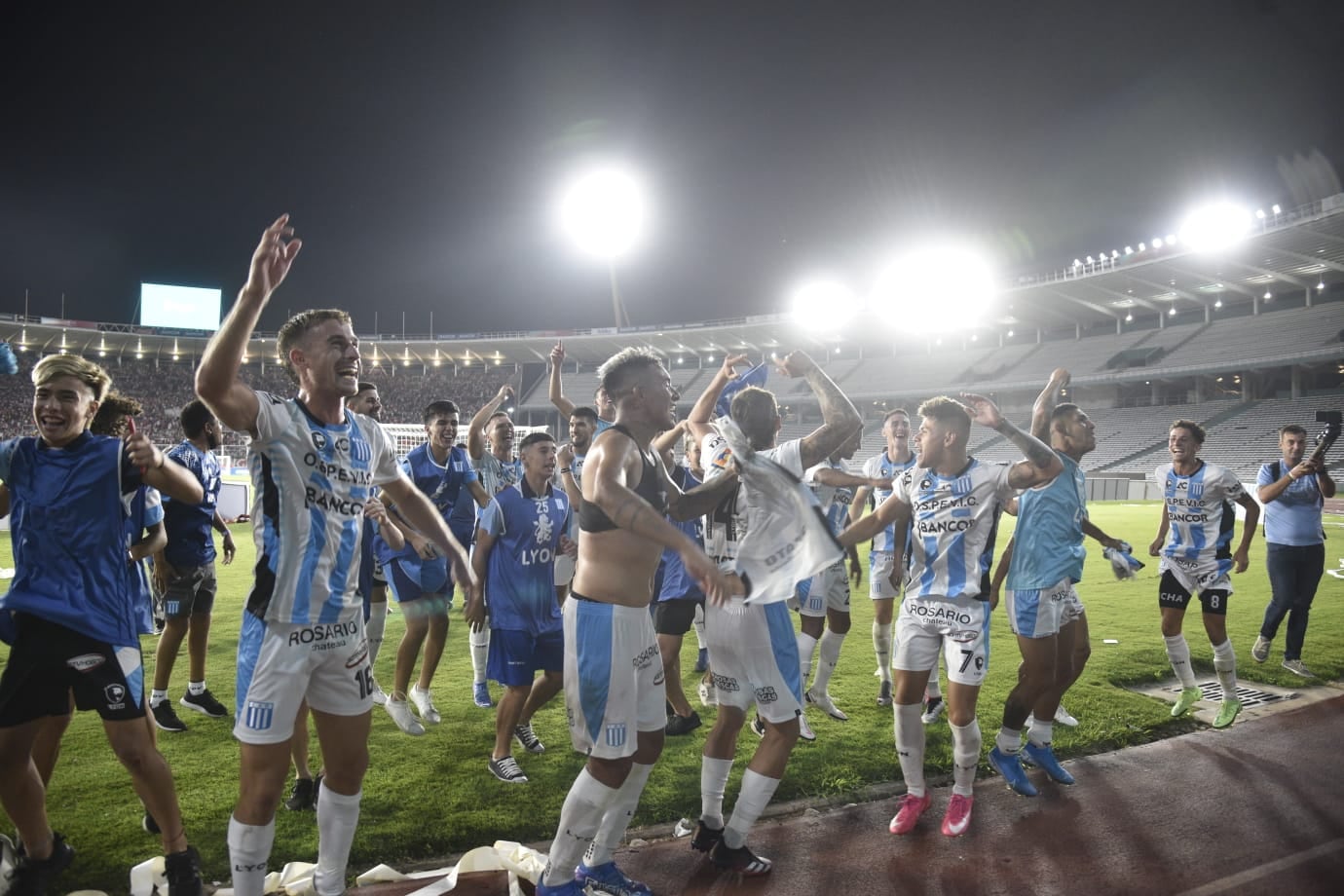 Los jugadores y todo Racing de Nueva Italia festeja el triunfazo ante Instituto. (Facundo Luque / La Voz).