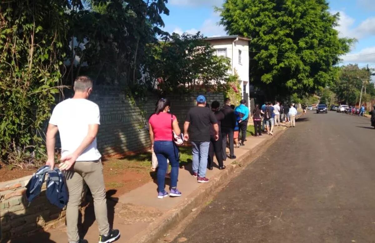 Se produjeron largas filas para la vacunación de los trabajadores de turismo en Puerto Iguazú