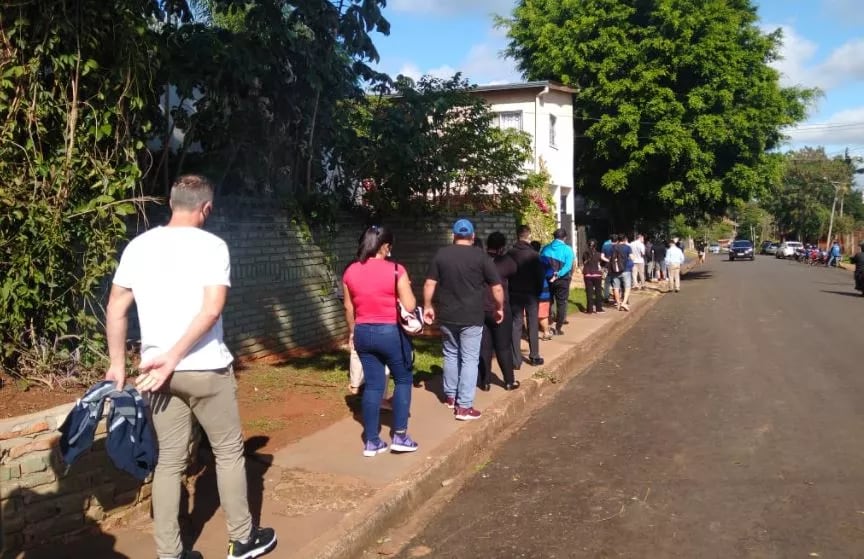 Se produjeron largas filas para la vacunación de los trabajadores de turismo en Puerto Iguazú. Foto: Norma Devechi