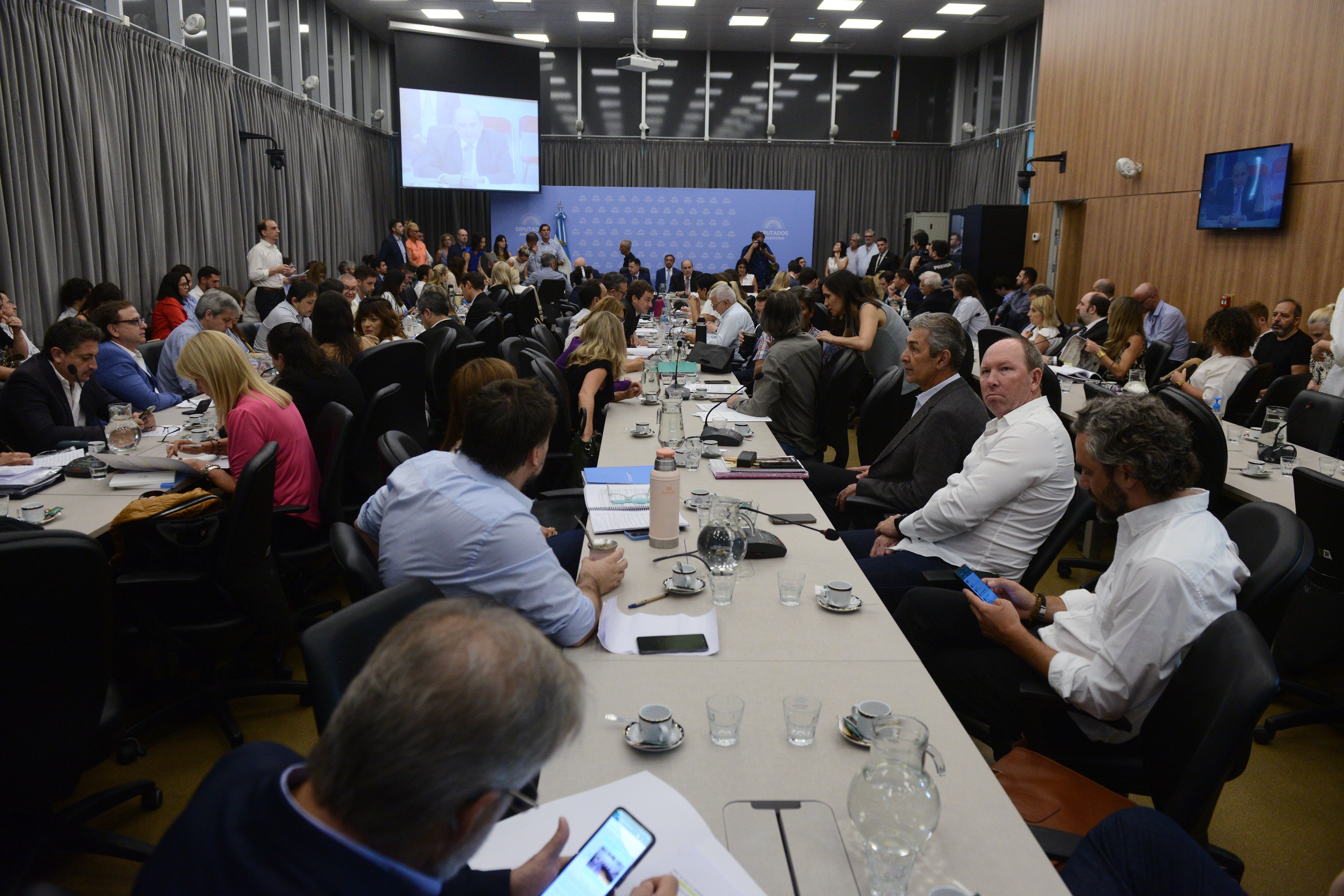 Continúa el debate de la ley ómnibus en Comisiones. 