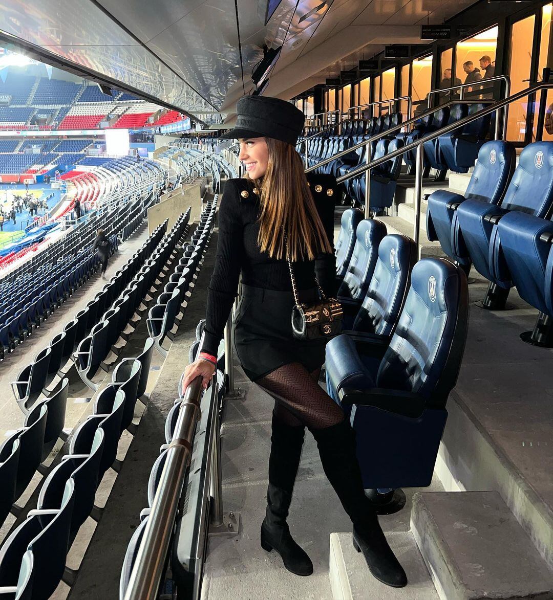 Antonela Roccuzzo posó en la cancha del PSG.