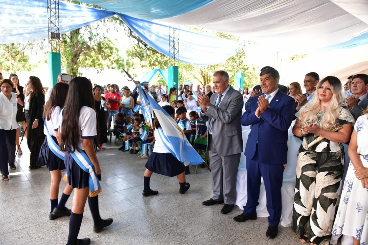 Jaldo encabezó el inicio del ciclo lectivo 2025 en una escuela de Lules.