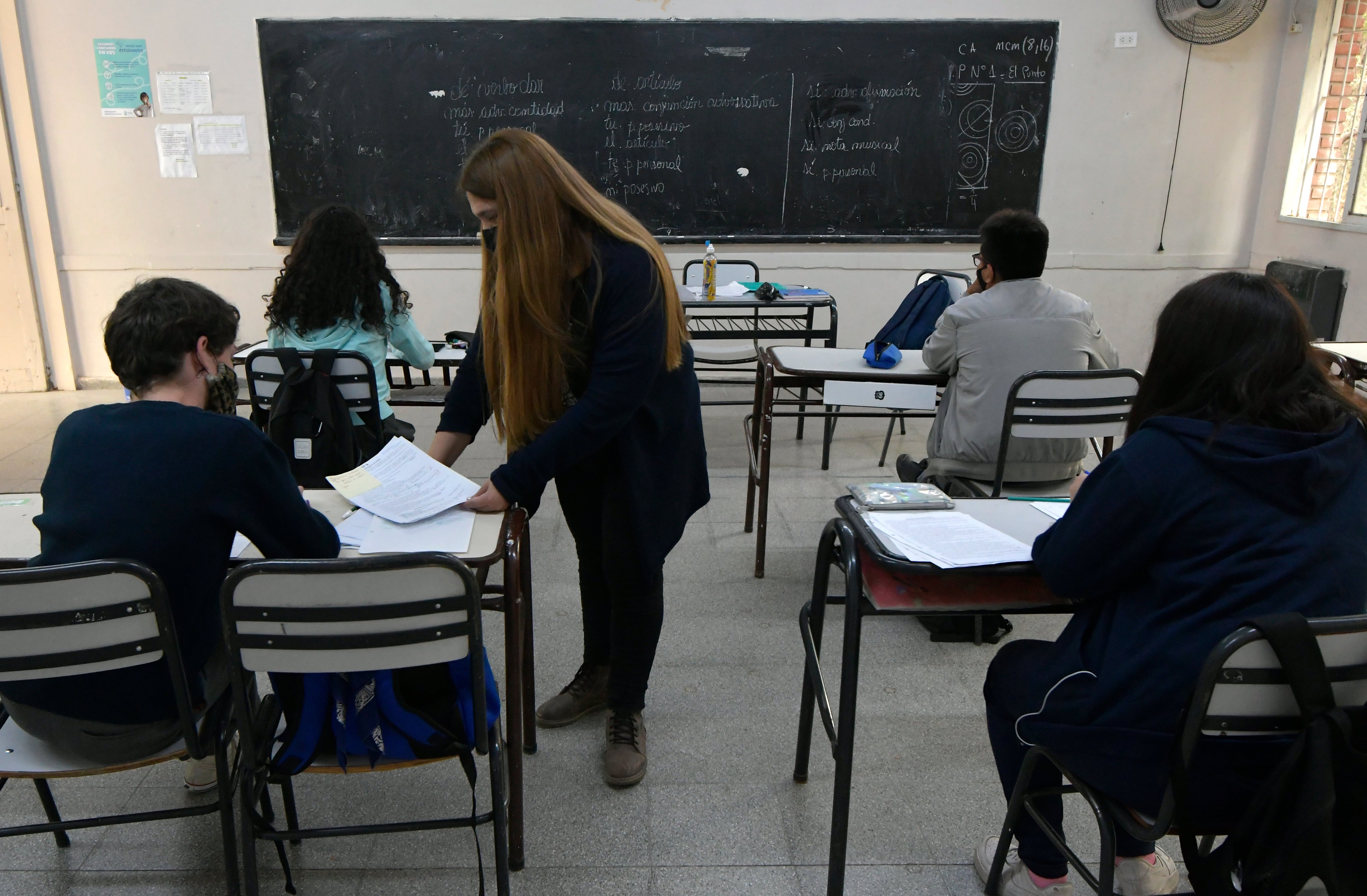  Mendoza. 07 marzo de 2021     Sociedad
Continuan las Clases presenciales en las escuelas,y colegios del gran mendoza.
En la Escuela Infanta Mercedes se preparan para acomodar las clases virtuales
coronavirus, pandemia, hospitales, salud, medico, enfermero, hisopado, Covid , casos positivos,docente, profesor, profesora, clase, lectivo, protocolo
Foto: Orlando Pelichotti / Los Andes 
