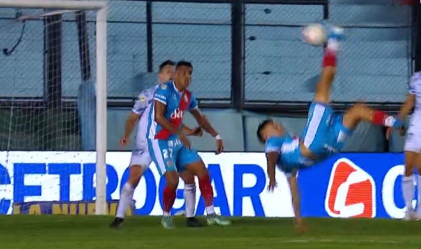 Un lujo: Gariglio empalma el balón para convertir de chilena, el tercer gol de Arsenal ante Godoy Cruz por la Liga Profesional.