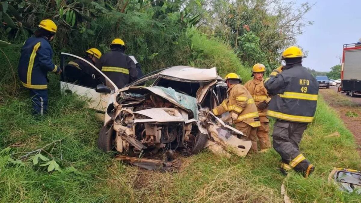 Accidente fatal en Eldorado: hay dos jovenes fallecidos y un conductor prófugo