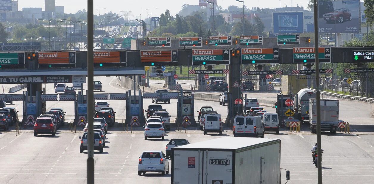 Uno de los peajes en la autopista Panamericana. (Silvana Boemo/Clarín)