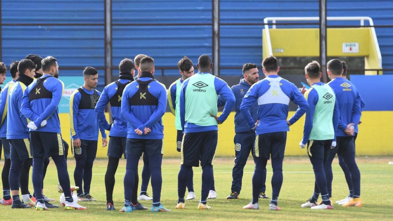 El director técnico Carlos Tevez trabajó en doble turno con el plantel de Rosario Central.