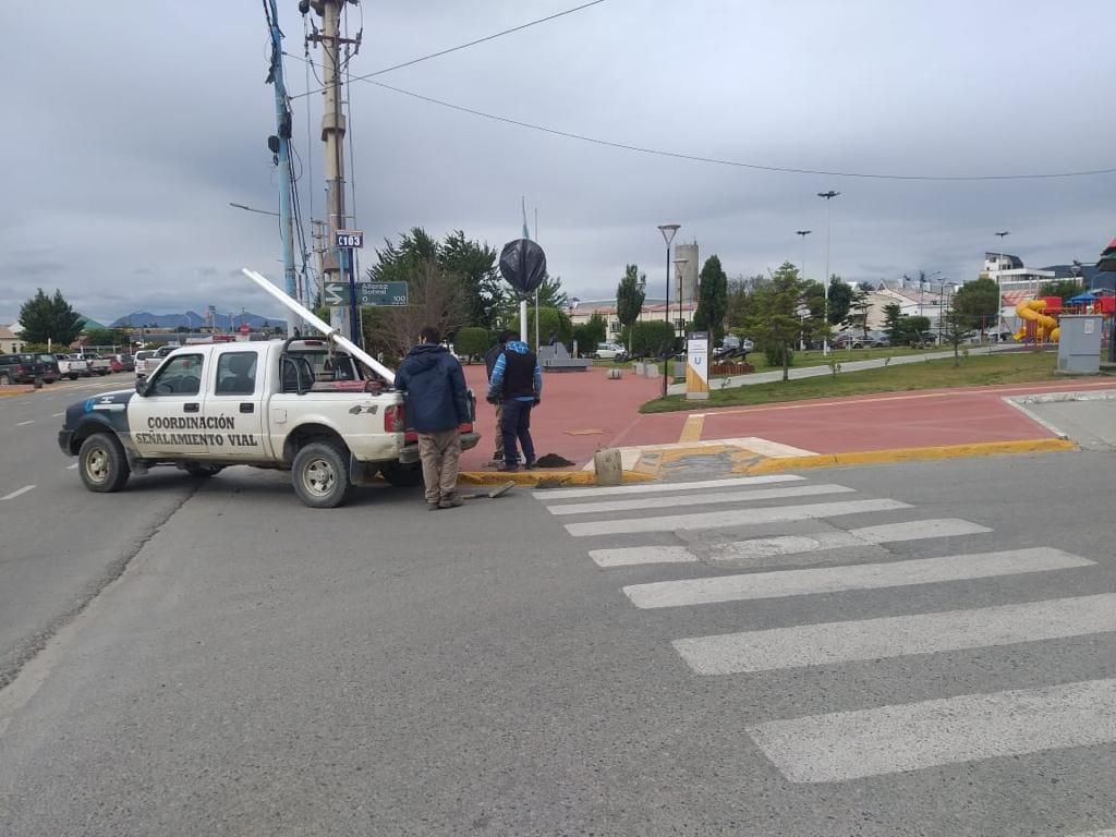 Por ordenanza municipal N° 5809 se establece un único sentido en un tramo de la calle Leopoldo Lugones, desde Pluschow hasta su intersección  con la calle Alférez Sobral, con circulación en dirección sur-norte.