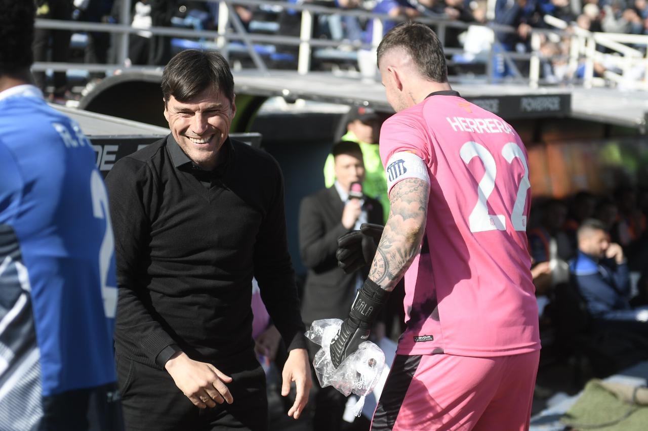 Los saludos entre Gandolfi, los jugadores y Alexander Medina, entrenador uruguayo, en la previa del partido entre Vélez y Talleres por la Liga Profesional. (Federico López Claro)