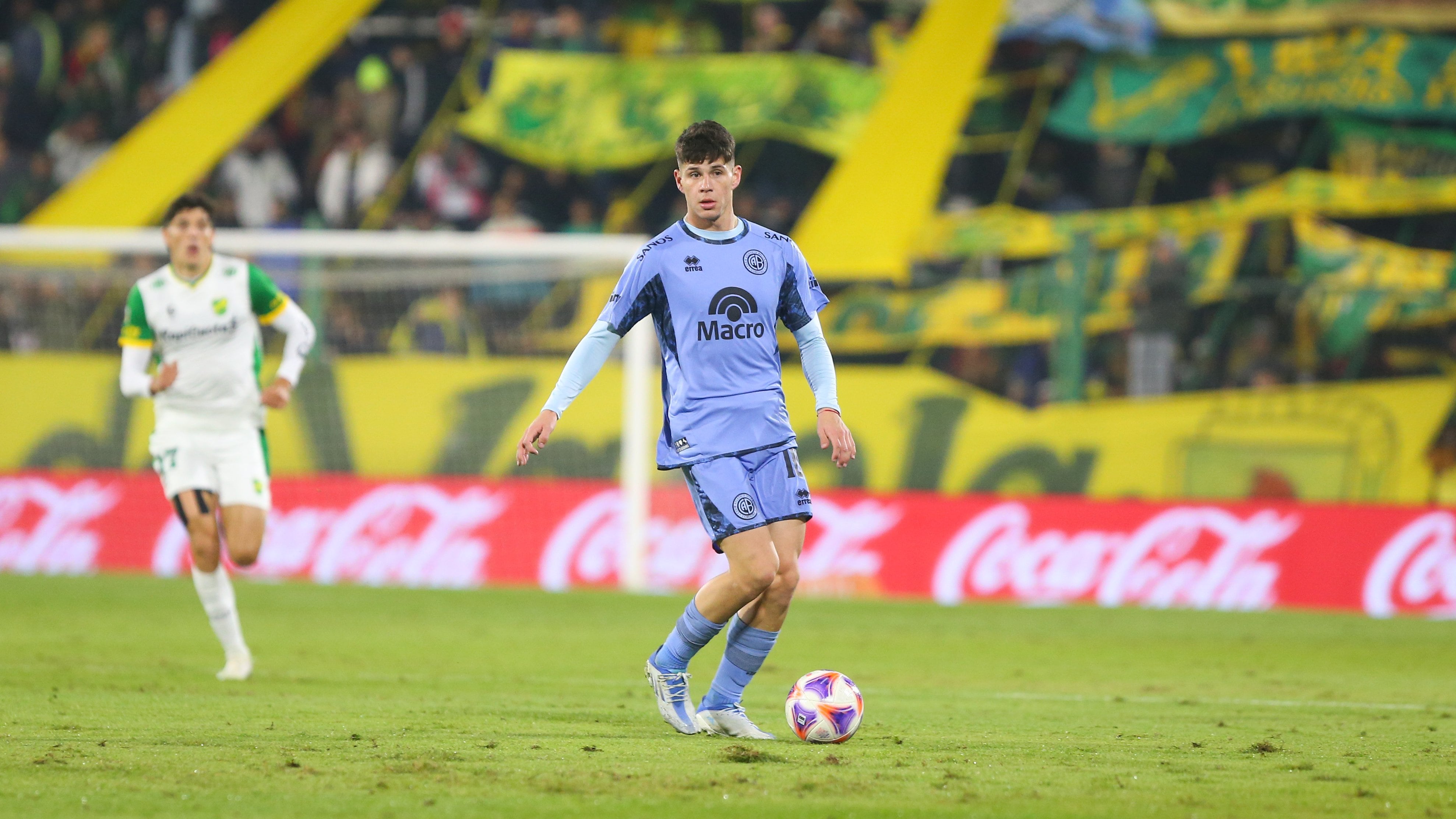 Bruno Zapelli en acción en el partido entre Belgrano y Defensa. (Prensa Belgrano).