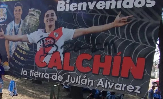 El cartel en homenaje a Julián Álvarez.