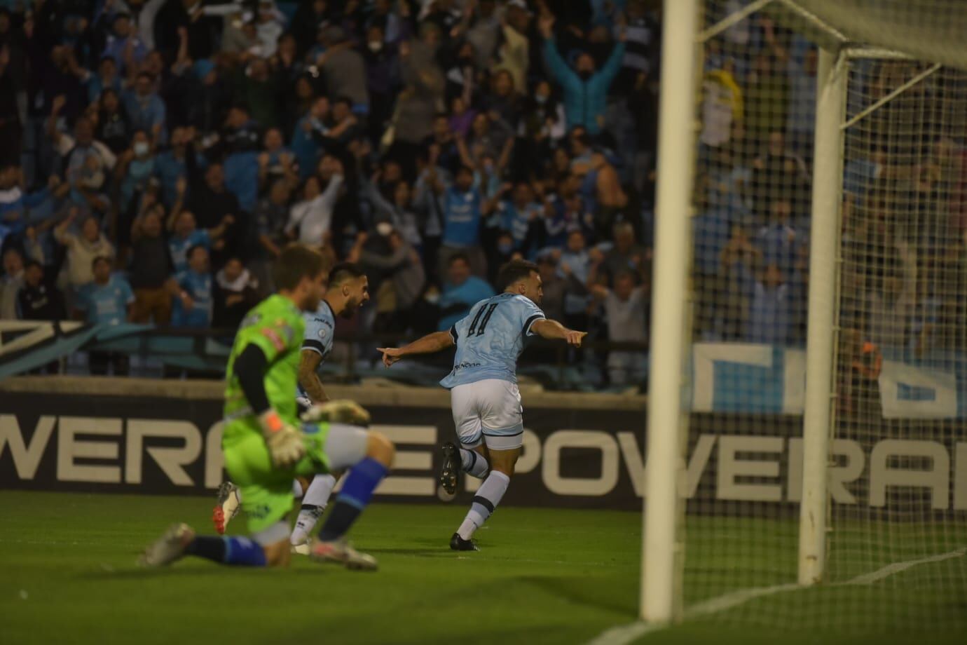 Joaquín Susvielles festeja el 3-1 de Belgrano ante San Telmo por la Primera Nacional en el Gigante de Alberdi. (Facundo Luque)