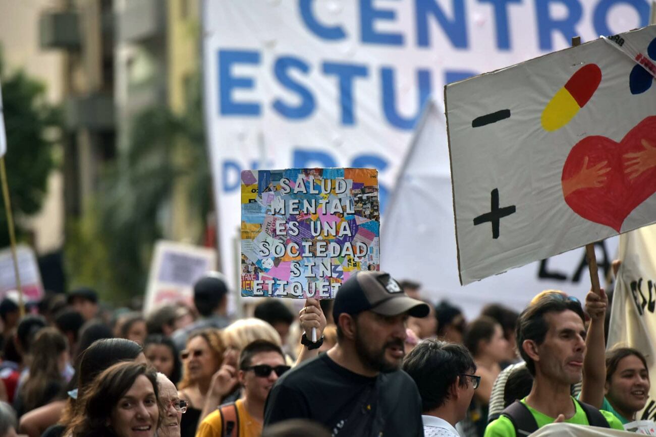 Pacientes de Salud Mental marcharon por las calles de Córdoba. (Facundo Luque / La Voz)