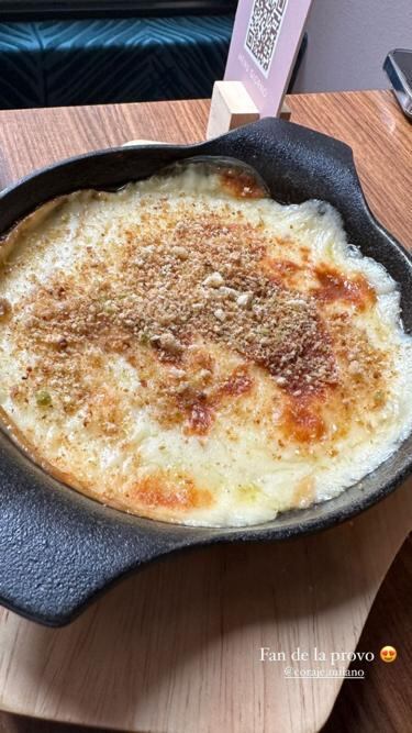 La provoleta que se sirve en el restaurant de Agustina Gandolfo, su plato preferido.