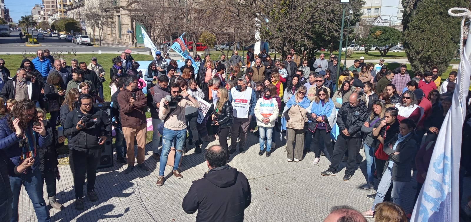 Tres Arroyos marcha en defensa de la democracia y en repudio al atentado contra Cristina Kirchner