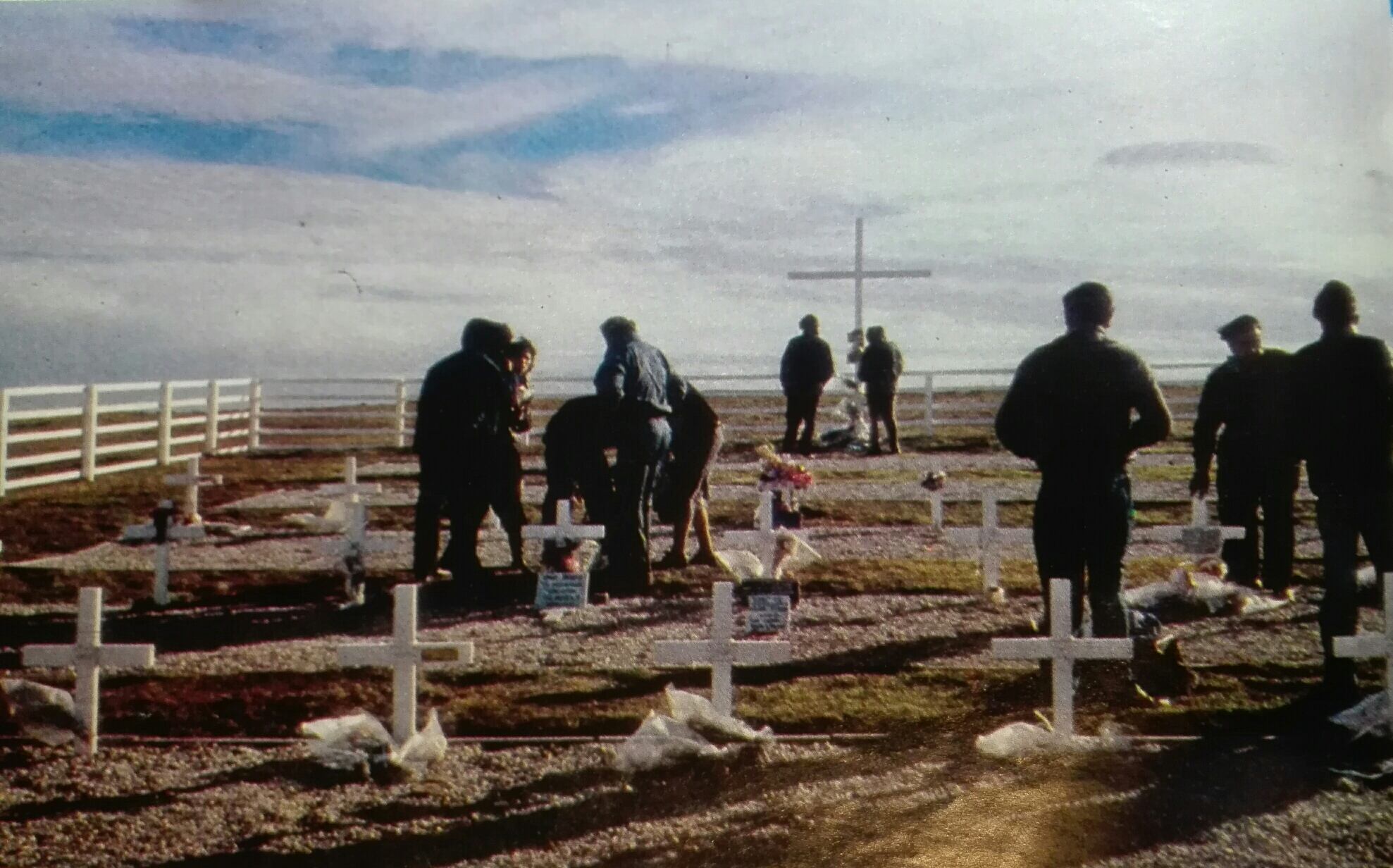 El cementerio próximo a Darwin, tal como estaba cuando los familiares de los caídos argentinos pudieron concretar la primera visita, en marzo de 1991. Casi una década después de la guerra. La mayoría de las tumbas no estaban identificadas. Los familiares elegían una de manera espontánea para honrar a sus seres queridos muertos en combate.