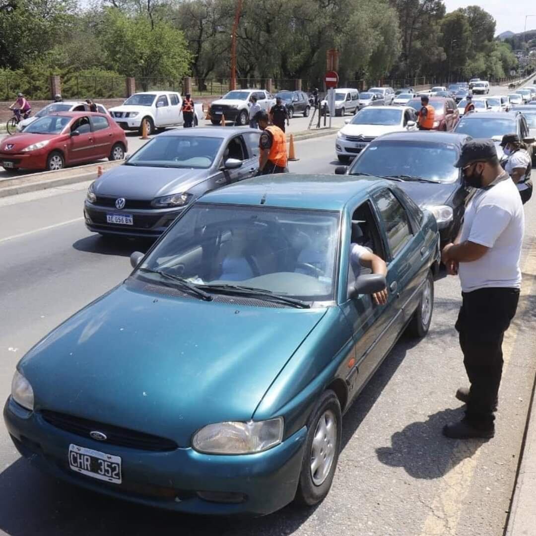 Efectivos de la Policía y personal municipal, colaboran en conjunto en los controles de acceso a la ciudad.