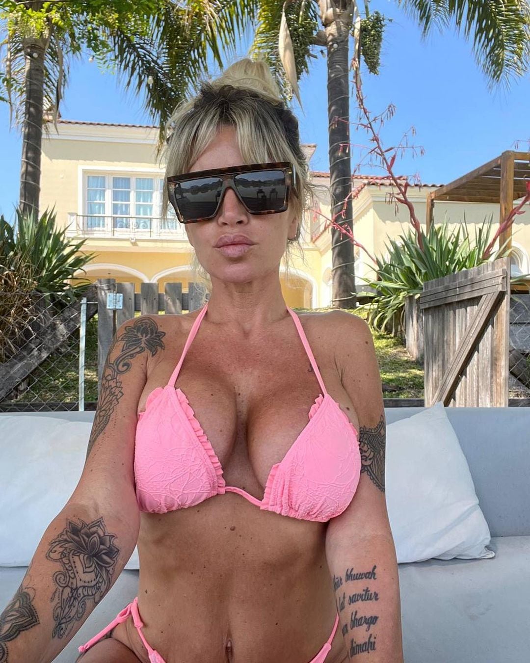 En microbikini rosa Flor Peña se adelantó al verano con un bronceado que encandiló a sus fans.