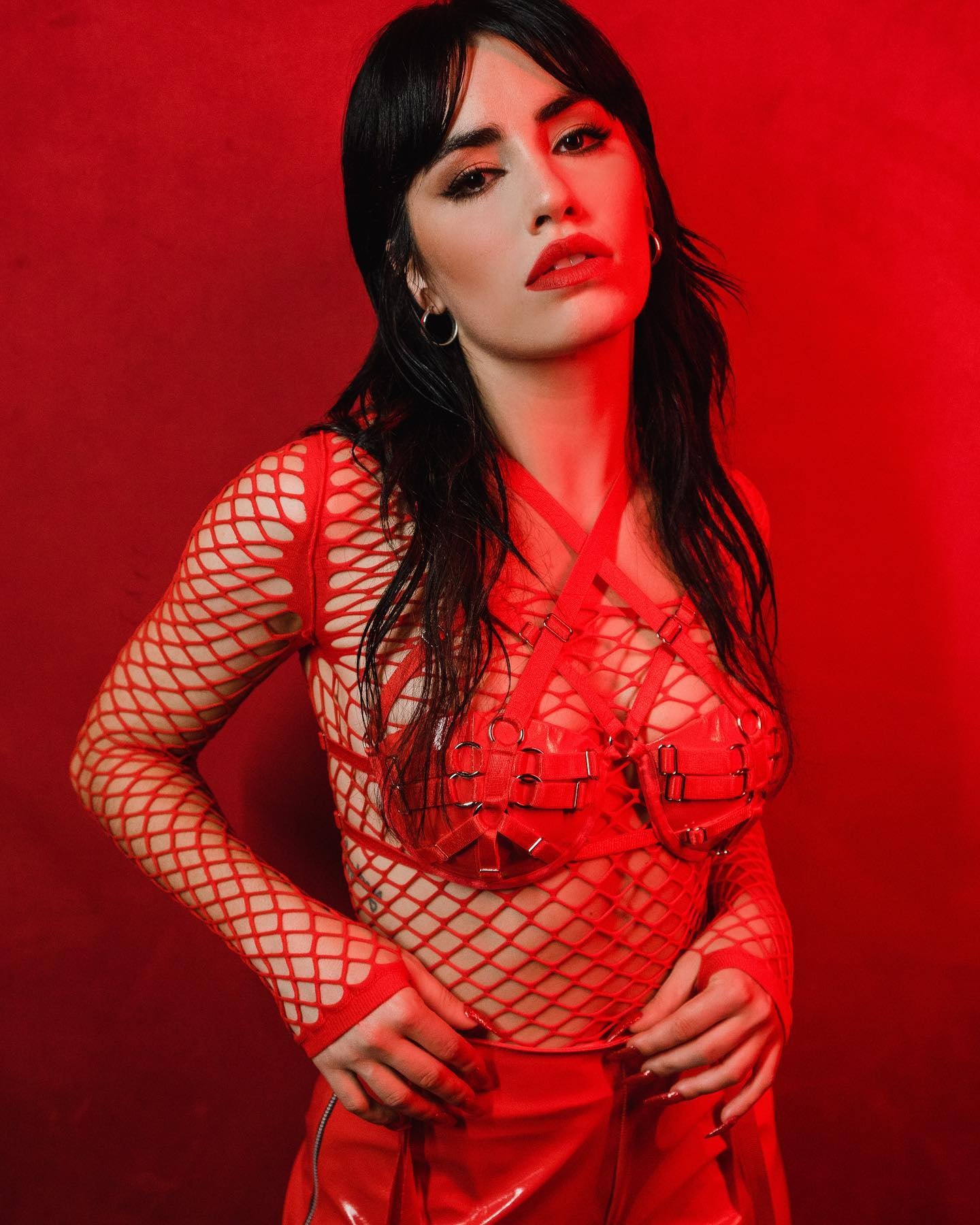 Lali Espósito lució un osado outfit rojo con red y arnés