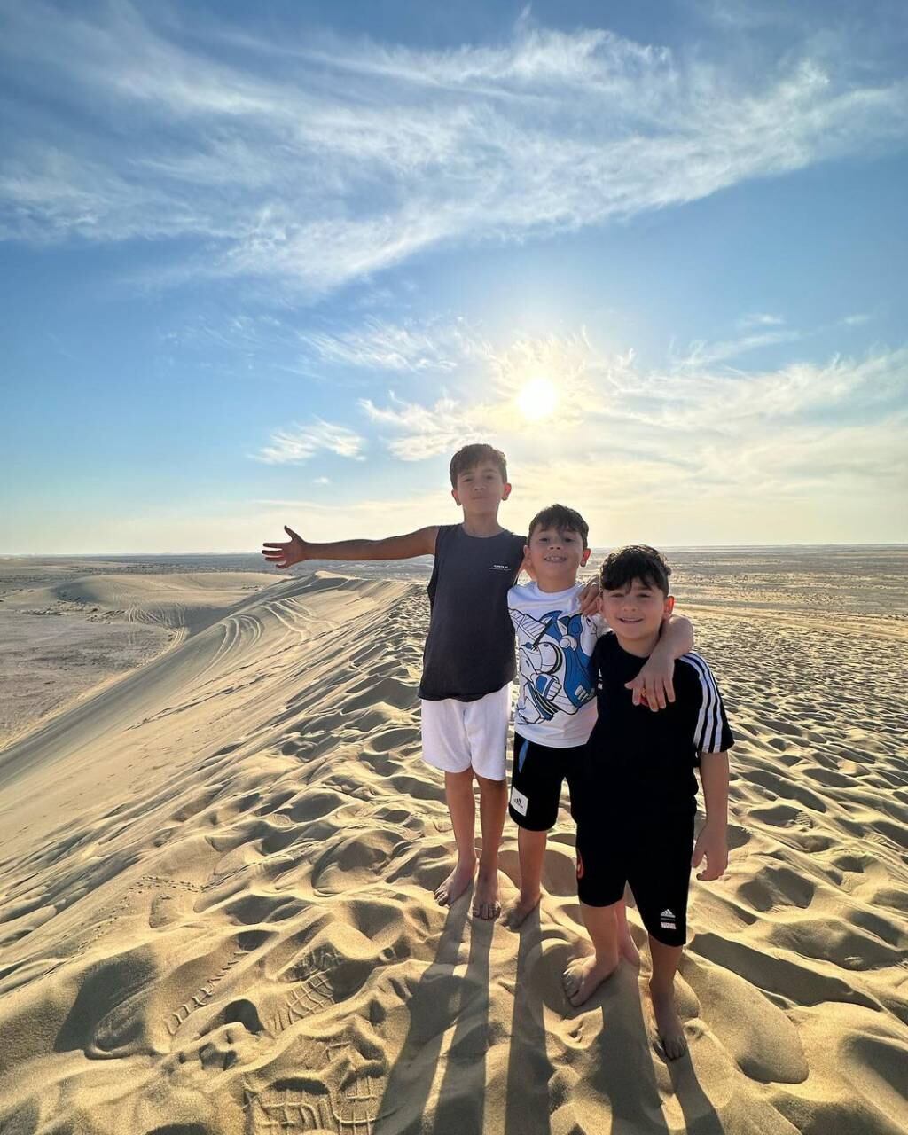 Los hijos de Messi fueron a conocer el desierto que rodea a las ciudades donde se disputa la Copa del Mundo.