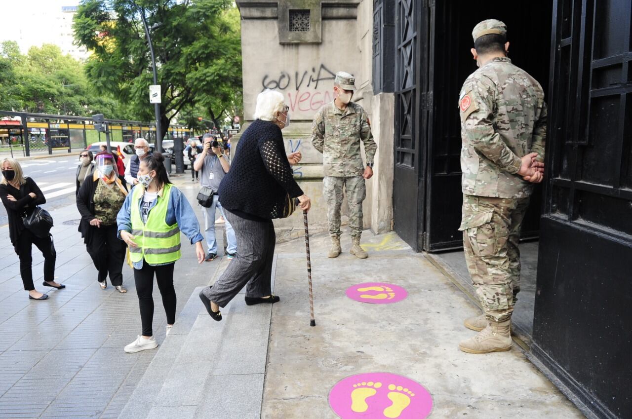 La ciudad de Buenos Aires comenzó la vacunación contra el coronavirus a mayores de 75 años. (Clarín)