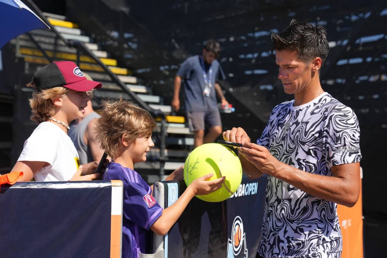 Tras obtener su clasificación a semifinales de la quinta edición del Córdoba Open, el rosarino Federico Coria firma autógrafos. (Prensa Córdoba Open)