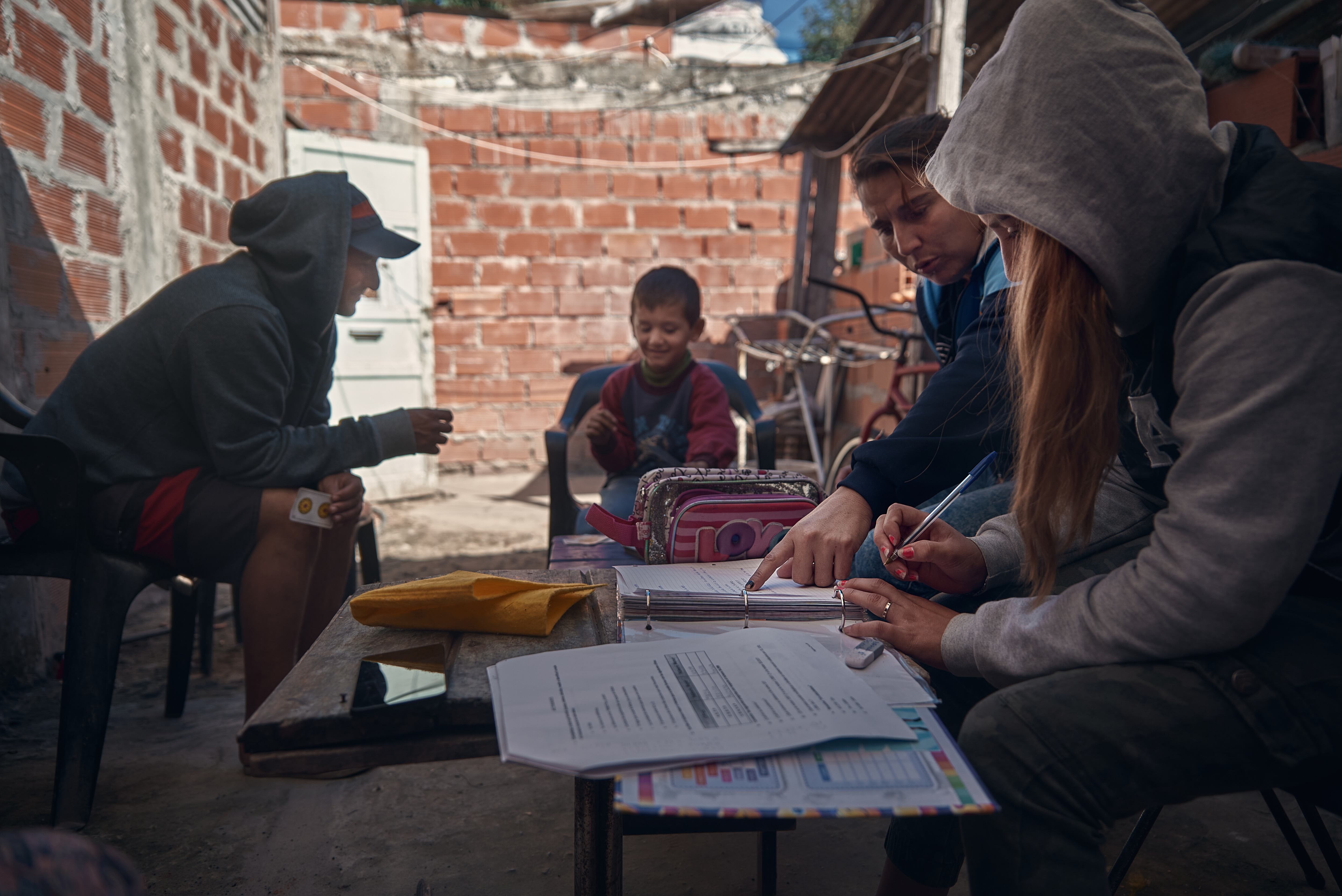 La mitad de los hogares no logra solventar los gastos escolares en Argentina.