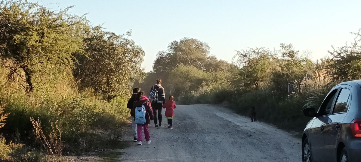 Caminaban varios kilómetros para llegar al colegio y un policía de Córdoba les dio una inesperada sorpresa