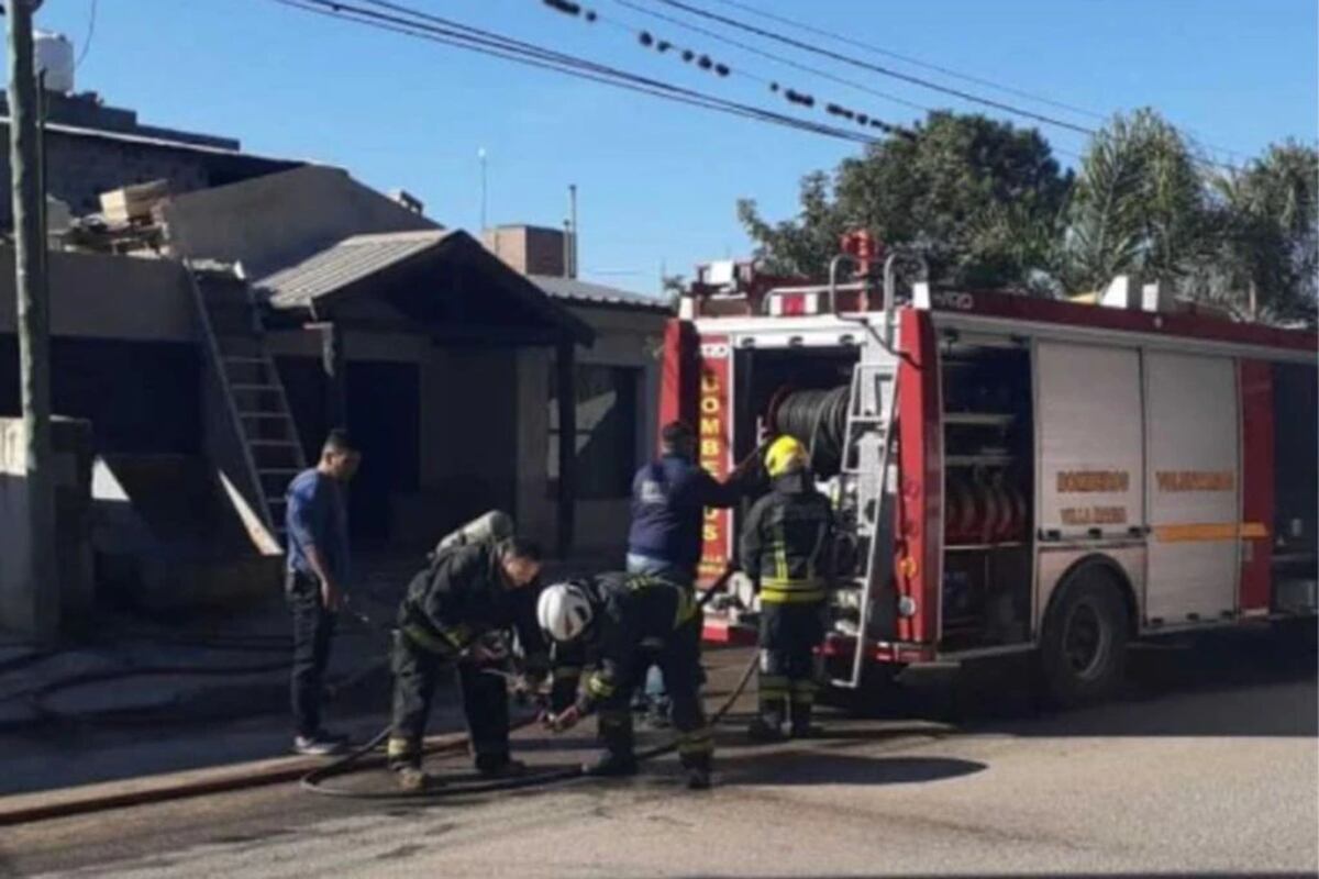 Un agente de la Policía logró salvar a un niño de un incendio en Villa María
