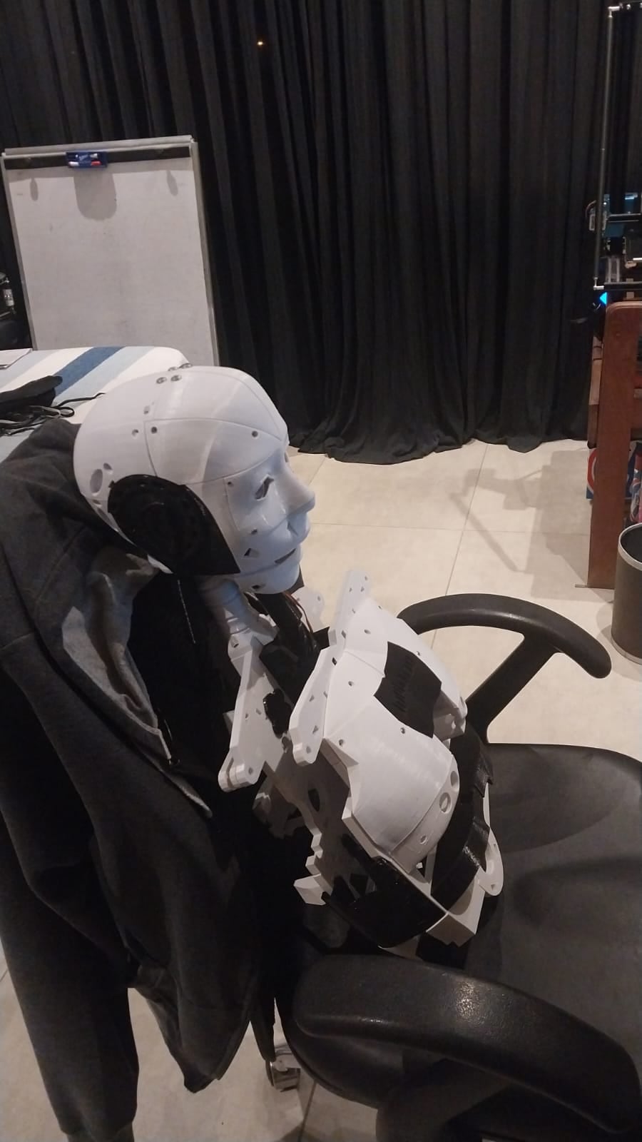 Dos mendocinos de 17 años crearon un robot que puede interpretar en Lengua de Señas