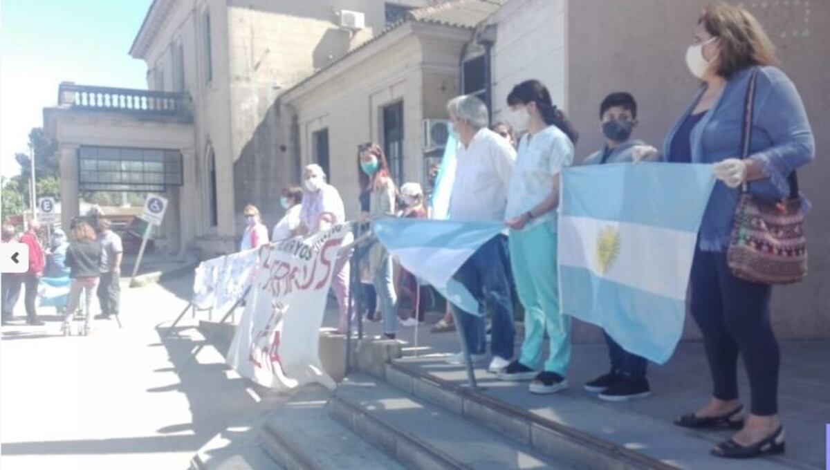 “No nos valoran” expresaron los enfermeros tras un abrazo simbólico al hospital
