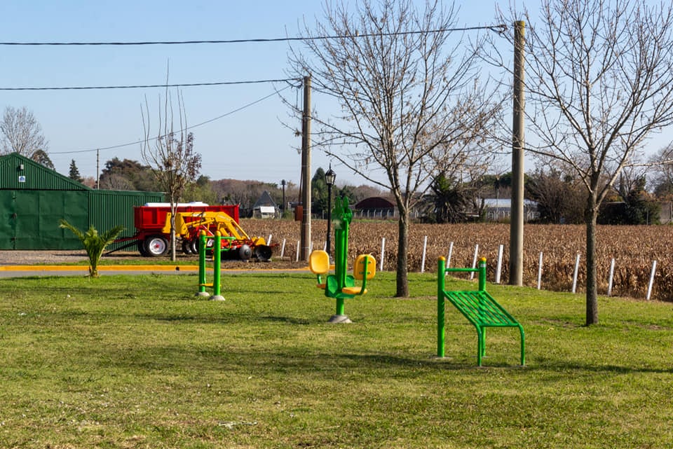 Nuevos juegos y ejercitadores para rutina física en dos plazas de Soldini (Facebook Comuna de Soldini)