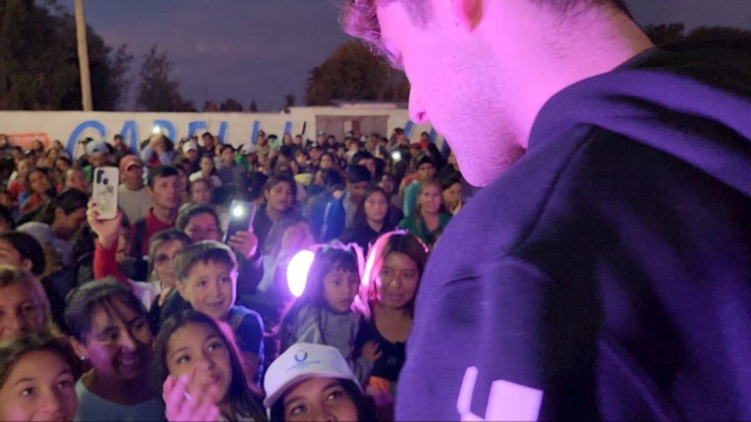 Agustín Guardis de Gran Hermano estuvo de paseo por San Juan y se sacó fotos con sus fans.