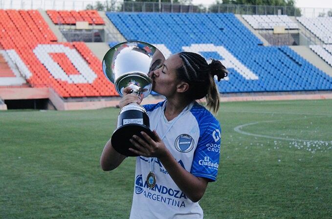 Brisa Gómez resaltó su felicidad de integrar el plantel femenino del Tomba.