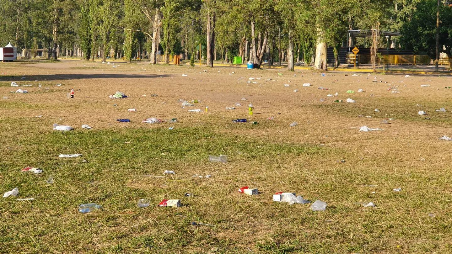 Basura en Costanera de Arroyito